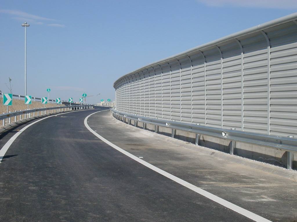 公路声屏障.jpg 公路声屏障.jpg
